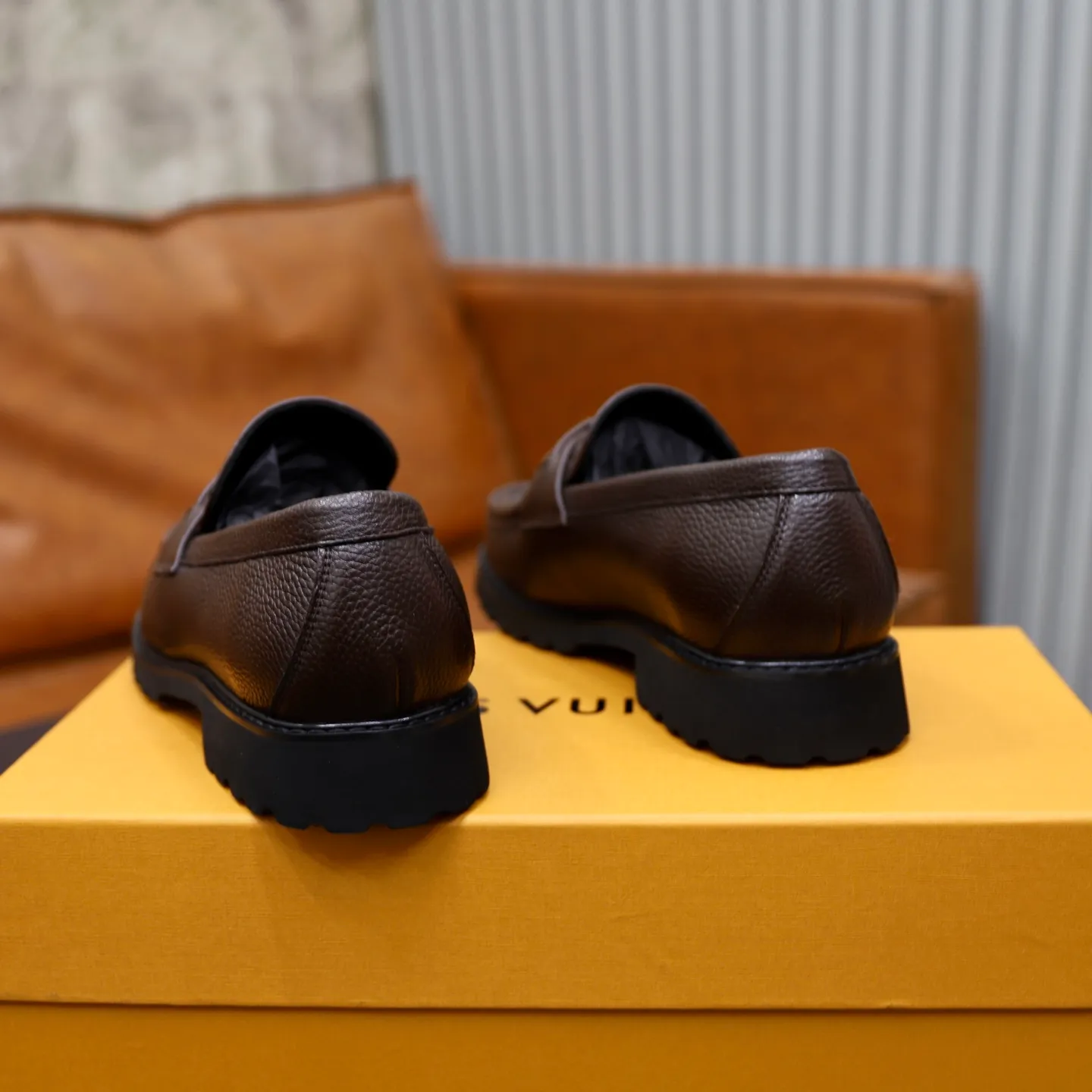 Ex-factory price: 600💰Louis Vuitton LV men's classic Oxford shoes, men's business formal boutique leather shoes, classic style, almond kernel exquisite toe, ultimate art, the whole shoe is made of imported cow leather (open edge beads), carefully selected, fine pores, excellent gloss, soft texture, strong toughness, durable and not easy to deform, apricot fetal cowhide leather lining, soft and comfortable, sweat-absorbent and breathable. Foam outsole, original box and dust bag packaging! Size: 38–44 (45/46 customized)